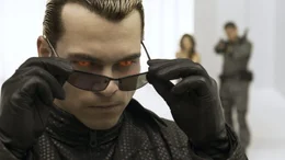 Albert Wesker (Shawn Roberts, l.)