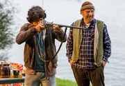 M&auml;nner und ihre Spielzeuge: Johann (Friedrich von Thun) bringt dem Stadtkind Elyas (Emilio Sakraya Moutaoukkil) das Schie&szlig;en bei.; ARD Degeto LETZTE AUSFAHRT SAUERLAND, am Samstag (05.10.24) um 14:00 Uhr im ERSTEN. M&auml;nner und ihre Spielzeuge: Johann (Friedrich von Thun) bringt dem Stadtkind Elyas (Emilio Sakraya Moutaoukkil) das Schie&szlig;en bei. &copy; ARD Degeto/Frank Dicks, honorarfrei - Verwendung gem&auml;&szlig; der AGB im engen inhaltlichen, redaktionellen Zusammenhang mit genannter Degeto-Sendung und bei Nennung "Bild: ARD Degeto/Frank Dicks" (S2). ARD Degeto/Programmplanung und Presse, Tel: 069/1509-335, degeto-presse@degeto.de