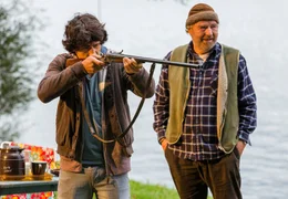 M&auml;nner und ihre Spielzeuge: Johann (Friedrich von Thun) bringt dem Stadtkind Elyas (Emilio Sakraya Moutaoukkil) das Schie&szlig;en bei.; ARD Degeto LETZTE AUSFAHRT SAUERLAND, am Samstag (05.10.24) um 14:00 Uhr im ERSTEN. M&auml;nner und ihre Spielzeuge: Johann (Friedrich von Thun) bringt dem Stadtkind Elyas (Emilio Sakraya Moutaoukkil) das Schie&szlig;en bei. &copy; ARD Degeto/Frank Dicks, honorarfrei - Verwendung gem&auml;&szlig; der AGB im engen inhaltlichen, redaktionellen Zusammenhang mit genannter Degeto-Sendung und bei Nennung "Bild: ARD Degeto/Frank Dicks" (S2). ARD Degeto/Programmplanung und Presse, Tel: 069/1509-335, degeto-presse@degeto.de