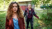 Reiterhofchefin Rike (Klara Deutschmann) und ihre Auszubildende Tabea (Nele Trebs) entdecken ein zur&uuml;ckgelassenes Pferd.