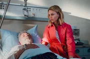 Jana Schmidtke (Teresa Rizos, r.), Chefarzt Schmidtkes Ehefrau, bangt um die Gesundheit ihres Vaters Ole P&ouml;ssmann (Michele Oliveri, l.), der von Moritz Neiss mit akuten Atembeschwerden ins F&ouml;rde Krankenhaus gebracht wurde.