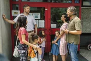 Asbest! Kikis (Leslie Seidenberger, 3. v. r.) KiTa wird von heute auf morgen geschlossen. Marlene (Julia Maria K&ouml;hler, 2. v. r.) und Ehemann Thorsten (Sebastian Str&ouml;bel, r.) sind entsetzt: wo bekommt sie so rasch einen KiTa-Platz her?
