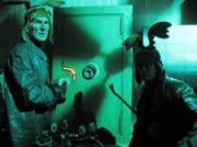 Die R&auml;uber (Gerd-Ecken Gerdes, links und Stefan Hufschmidt) bet&auml;tigen sich am Tresor.