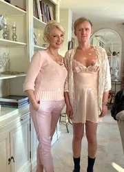 Eine rosa &Uuml;berraschung f&uuml;r Pierre: Pierre M. Krause in D&eacute;sir&eacute;e Nicks Neglig&eacute; .