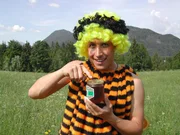 Moderator Willi Weitzel macht sich auf, das Leben der Bienen zu erkunden. Er erf&auml;hrt, dass Honig als Nahrungsvorrat f&uuml;r das Bienenvolk dient.