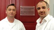 Im Bild (v.li.): Dr. Gerald Novotny (Andreas Vitásek), Dr. Stefan Maroudi (Michael Niavarani). Im Bild (v.li.): Dr. Gerald Novotny (Andreas Vitásek), Dr. Stefan Maroudi (Michael Niavarani).