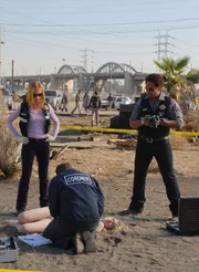 Vor Catherine (Marg Helgenberger, li.) und Warrick (Gary Dourdan, re.) liegt ein schwieriger Fall: Ein v&ouml;llig nacktes, unbekanntes M&auml;dchen wurde tot in einer heruntergekommenen Gegend aufgefunden.