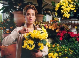 Die Blumenverk&auml;uferin Sofie (Muriel Baumeister) ist best&uuml;rzt dar&uuml;ber, dass ihr Freund sie betrogen hat.