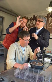 Jens H&uuml;bschen auf dem Arbeitsplatz von Steinschleifer Thorsten Brunke in Fischbach, einer von ganz wenigen Liegendschleifern in der Region.