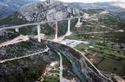 Luftaufnahme der vom chinesischen Staatsunternehmen CRBC (China Road and Bridge Corporation) in Montenegro gebauten Autobahn