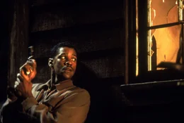 W&auml;hrend seiner Ermittlungen ger&auml;t Easy (Denzel Washington) in gro&szlig;e Gefahr.