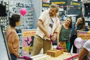 Marlene (Julia-Maria K&ouml;hler, l.) und andere Eltern wollen angesichts von mangelnden KiTa-Pl&auml;tzen flugs selbst R&auml;ume f&uuml;r eine eigene KiTa umbauen. Das n&ouml;tige  Know-how soll eine Ladies-night im Baumarkt bringen, zu der auch Karl (Stephan Grossmann, 2. v. l.) kommen darf.