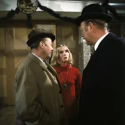 Kommissar Keller (Erik Ode, l.) hat Dr. Winkelmann (Herbert Tiede) in sein B&Aring;&cedil;ro kommen lassen. Er m&Aring;&iexcl;chte endlich Genaueres wissen &Aring;&cedil;ber dessen Beziehungen zu den Hippies. Und er bekommt auch eine genaue Antwort. aber sie ist anders als erwartet. (Christiane Schr&Aring;&iexcl;der als Bonny, Mi.).