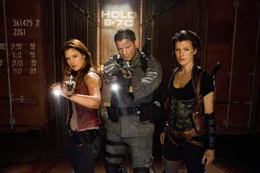 L-R: Claire (Ali Larter), Chris Redfield (Wentworth Miller) und Alice (Milla Jovovich)