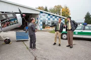 Zwecks Spurensuche wollen Hubert (Christian Tramitz, M.) und Staller (Helmfried von L&uuml;ttichau, r.) mit dem Flugschulleiter Michael Kronthaler (Christian Heiner Wolf, l.) einen Rundflug unternehmen.