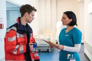 Milo Altmeyer (Elias Ka&szlig;ner) und Mutter Nora (Mimi Fiedler) unterhalten sich auf dem Flur.