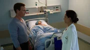 Die Operation ist f&uuml;r Desna (Sogol Faghani, M.) gut verlaufen. Dr. Birol (Idil &Uuml;ner, r.) gratuliert Moritz Neiss (Patrick Kalupa, l.) zu seinem erfolgreichen Comeback im OP.