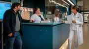 Dr. Jonas (Gerit Kling, r.) entgeht nicht, dass Frauke (Manuela Wisbeck, M.) und Thomas Behrendt (Robert Nickisch, l.) einen besonderen Draht zueinander haben.