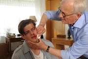Lorenz Br&uuml;ckner (Rolf Becker, r.) verarztet Adem Jahovic (Eugen Bauder, l.), der kurz zuvor von Unbekannten verpr&uuml;gelt wurde. Der alte Herr will wissen, was genau passiert ist.