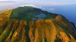 Corvo mit seiner m&auml;chtigen Kraterlandschaft ist die nord-westlichste Azoren-Insel. Wie auch Flores (im Hintergrund) liegt sie auf der amerikanischen Kontinental-Platte, w&auml;hrend die anderen Azoren-Inseln (weiter &ouml;stlich gelegen) geologisch Europa zuzuordnen sind.  Die fruchtbare Caldera auf Corvo ist bevorzugtes Weidegebiet f&uuml;r Rinder.