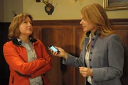 Uschi nimmt mit ihrem Smartphone Vronis Proberede auf. Veronika Brunner (Senta Auth) und Uschi Guggenmoser (Silke Popp).