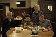 Alois nimmt selbstverst&auml;ndlich an, dass Nachschlag bei der Seniorenportion inklusive ist und ver&auml;rgert damit Theres. Von links: Pfarrer Kurz (Hans Stadlbauer), Xaver (Michael Schreiner), Theresa Brunner (Ursula Erber) und Alois Preissinger (Erich Hallhuber).