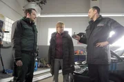 Vroni ist in die Werkstatt gekommen, um mit Flori w&auml;hrend seiner Mittagspause ihren Wahlspot zu drehen. Von links: Florian Brunner (Tommy Schwimmer), Vroni Brunner (Senta Auth) und Mike Preissinger (Harry Blank).