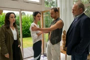 Von den Geschwistern Leoni (Violetta Schurawlow, 2.v.l.) und Mirko Nowak (Andrei Viorel Tacu, 2.v.r.) erhoffen sich Annabell Lorenz (Stephanie Stump, l.) und Hauptkommissar Richard Voss (Jan-Gregor Kremp, r.) einige Informationen &uuml;ber das Opfer.