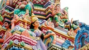 Schnitzereien auf einem hinduistischen Tempel in Moolakulam, einem Vorort von Pondicherry.