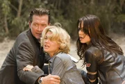 Nach ihrem explosiven Millionenraub nehmen der Gangster Rome (Robert Patrick, li.) und seine Gef&auml;hrtin Angela (Abigail Bianca, re.) Tritons Frau Kate (Kelly Carlson) als Geisel.
