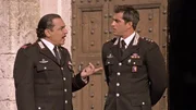 Maresciallo Cecchini (Nino Frassica, l.) und Capitano Tommasi (Simone Montedoro) versuchen den spanischen Verehrer von Patrizia zu vergraulen.