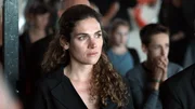 Kim De Rooij (Anna Drijver) überlegt, wie sie den Drogendealer Ferry Bouman endlich dingfest machen kann. Kim De Rooij (Anna Drijver) überlegt, wie sie den Drogendealer Ferry Bouman endlich dingfest machen kann.
