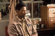 Ezekiel 'Easy' Rawlins (Denzel Washington).