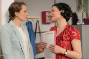 Pathologin Mai (Sina Wilke, l.) erf&auml;hrt von Stockl (Marisa Burger, r.), dass Kommissar Bach ihr noch l&auml;nger als Untermieter erhalten bleibt.