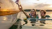 Bei einem gemeinsamen Bootsausflug kommen sich Paula (Bettina Burchard) und Fabian (Moritz Treuenfels) wieder n&auml;her.