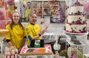 Auf einer Hochzeitsmesse l&auml;sst sich alles finden, was heiratswillige Paare f&uuml;r die Trauung und das Fest ben&ouml;tigen k&ouml;nnten. Eine Hochzeitstorte kostet gerne 300 Euro, Konditorin Dorte Schetter (rechts) aus Metzingen pr&auml;sentiert auf der &bdquo;Trau Dich!&ldquo; ihre Arbeiten.
