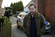 Während einer Ausgangssperre prüft die ostfriesische Polizei, ob sich noch Touristen unerlaubt in Ferienwohnungen aufhalten. Dabei entdeckt eine Streife eine verstümmelte Leiche. Hauptkommissar Frank Weller (Tom Radisch) verlässt schockiert den Tatort. Während einer Ausgangssperre prüft die ostfriesische Polizei, ob sich noch Touristen unerlaubt in Ferienwohnungen aufhalten. Dabei entdeckt eine Streife eine verstümmelte Leiche. Hauptkommissar Frank Weller (Tom Radisch) verlässt schockiert den Tatort.