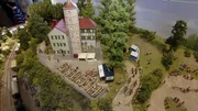 &Uuml;ber der vielbefahrenen Eisenbahnstrecke thront eine Ritterburg. Ein rauschendes Fest findet gerade statt, von den Modellbahnfreunden R&ouml;dental ausgestattet mit zahlreichen Figuren.
