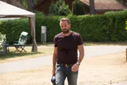 Undercover-Cop Bob Lemmens (Tom Waes) verbringt fortan seine Wochenenden auf einem Campingplatz in der belgischen Provinz. Seinem Leben als Ehemann und Vater ist dieser Umstand nicht besonders zutr&auml;glich.