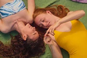 Die beiden Freundinnen Norah (jung) (Julia Anna Grob, l.) und Valerie (Annely Gerda Prey, r.) genie&szlig;en gemeinsam die unbeschwerte Sommerzeit. Noch hat Norah keine Ahnung, wie sich ihr Leben bald ver&auml;ndern wird.