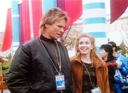 Nach zwanzig Jahren trifft MacGyver (Richard Dean Anderson, l.) seine Highschoolfreundin Ellen (Maryanne Pascal, r.) wieder.