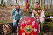 Anna Lena Dörr trifft auf einen original gekleideten "römischen Soldaten". Anna Lena Dörr trifft auf einen original gekleideten "römischen Soldaten".