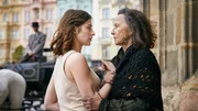 Die junge Journalistin Norah Richter (Deleila Piasko, l.) startet in Wien einen Neuanfang, als ihr die Bettlerin Dorothea Lechner (Elisabeth Rath, r.) prophezeit, am 13. August am Prater einen Mann zu t&ouml;ten.