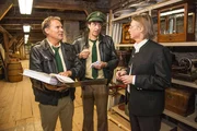 Museeumsdirektor Dr. Wolfgang Brase (Andreas Wimberger, r.) lobt den Einsatz von Hubert (Christian Tamitz, l.) und Staller (Helmfried von L&uuml;ttichau. M.).