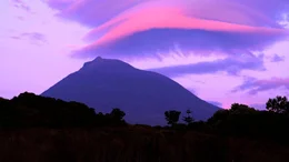 Abendstimmung mit Linsenwolken (Altocumulus lenticularis) &uuml;ber dem Ponta do Pico (2.351m).