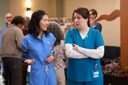 L-R: Kahyun Kim als Serena, Allison Tolman als Alex.