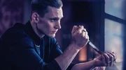Theo (Rick Okon) weiß über die Besonderheit seines Blutes. Das will er nutzen, um das zu bekommen, wonach er sich seit dem Verlust eines geliebten Menschen sehnt: Rache. Theo (Rick Okon) weiß über die Besonderheit seines Blutes. Das will er nutzen, um das zu bekommen, wonach er sich seit dem Verlust eines geliebten Menschen sehnt: Rache.