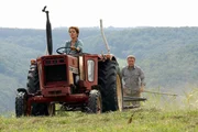 ARD RINDVIEH &Agrave; LA CARTE, Deutschland 2013, Regie Marcus Ulbricht, am Freitag (28.06.13) um 20:15 Uhr im Ersten. Starkoch Felix (Bernhard Schir) hilft Frieda (Muriel Baumeister) zur Wiedergutmachung beim Einbringen der Ernte.
