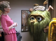 Eine Verk&auml;uferin (Birgit B&uuml;cker) ber&auml;t Mumbro und Zinell in Kleiderfragen.