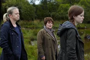 DCI Vera Stanhope (Brenda Blethyn, M.) m&ouml;chte herausfinden, ob Vanessa Barnes (Kellie Bright, l.) und Saskia Barnes (Charlotte Hope, r.) etwas mit dem Mord an Shane Thurgood zu tun haben.